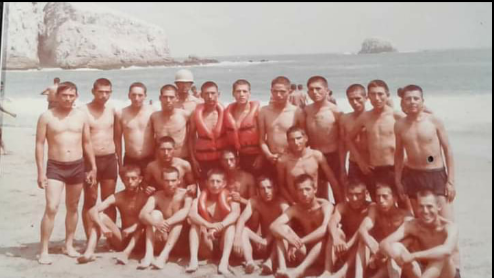 Soldado en entrenamiento de infantería con uniforme militar y equipo táctico en campo abierto